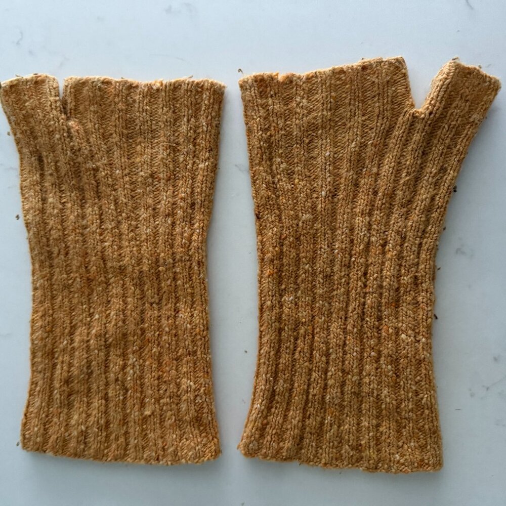 GORGEOUS UNISEX LIMITED EDITION BURBERRY FINGERLESS GLOVES - MADE IN ITALY - Picture 1 of 3